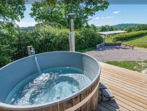 Hot Tub Retreat - Hartley Wine Estate的木制甲板上的一个按摩浴缸