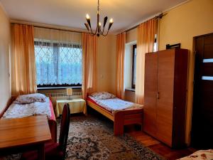 华沙Hostel MOC的一间卧室设有两张床、一张桌子和一个窗口