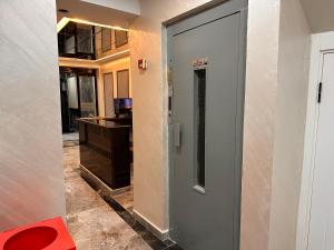 伊斯坦布尔HARRAN HOTEL的通往带书桌的房间的门