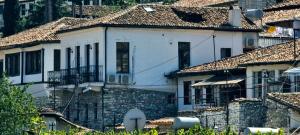 培拉特Hotel Gorica - UNESCO quarter的村子里的白色房子,有瓦屋顶