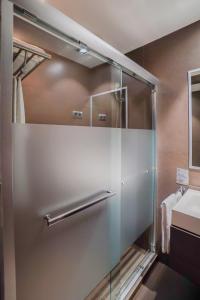 巴塞罗那康斯坦茨酒店的一个带水槽的玻璃淋浴间
