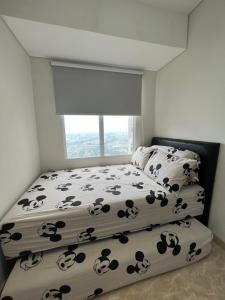 棉兰Apartemen 2BR Podomoro Lincoln Delipark Medan的一间卧室设有两张床和窗户。