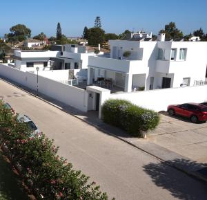 桑卢卡尔-德巴拉梅达Villa Horacia的前面有一辆汽车停放的白色建筑