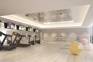 Ban Yangchateau in-town ratchayothin BTS的健身房设有健身器材