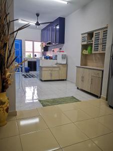 马日丹那Homestay MdmMai Private Pool的厨房配有蓝色橱柜,铺有瓷砖地板。