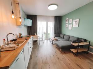 考纳斯K-Town - Apartments ViaBaltic Kaunas的厨房以及带沙发和桌子的客厅。