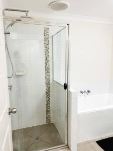 KingstonStay at Mandi’s的浴室里设有玻璃门淋浴