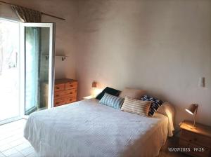 托雷德本纳贾尔邦Casa rural con piscina的一间卧室设有一张床和一个大窗户