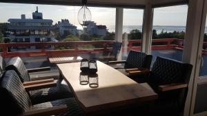 库克斯港LITTLE SKYSUITE Terrassenhaus W 94的船上景阳台的桌椅