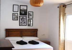 普拉多德尔雷Casa Rural Relax & Nature的卧室配有一张挂有黑白照片的床铺。