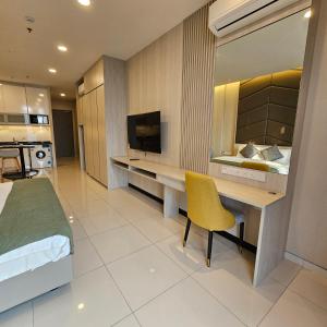 吉隆坡Societe Suites By iHost Global的一间卧室配有一张床和一张书桌及电视