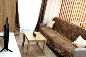 马诺斯克Appartement loft terracotta的带沙发和咖啡桌的客厅