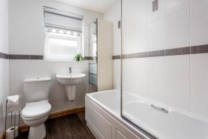 艾尔Elms Way No33 – Donnini Apartments的白色的浴室设有卫生间和水槽。