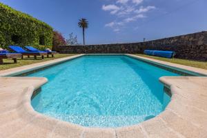 Los VallesCasa El Barranco的庭院里的一个蓝色海水游泳池
