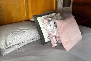 阿维莫尔敦罗敏住宿加早餐酒店的床上的2个枕头