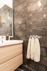 劳马Idyllic house in Old Rauma的浴室配有盥洗盆、镜子和毛巾