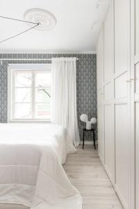 劳马Idyllic house in Old Rauma的白色的卧室设有床和窗户