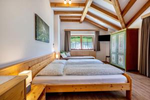 瓦尔道拉Urthalerhof Apt Landhaus的一间带两张床的卧室,位于木天花板的房间