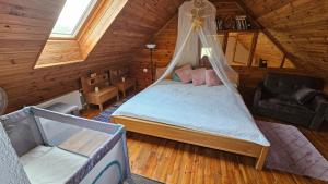 库尔迪加Burziņi的小木屋内一间卧室,配有一张床