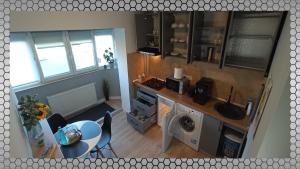 锡比乌Vi’studio的一个带桌子和水槽的小厨房