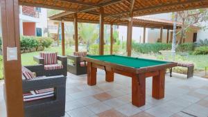 阿奎拉兹Apto Completo - Vila do Mar - Beach Park - PDD的庭院设有一张台球桌和椅子