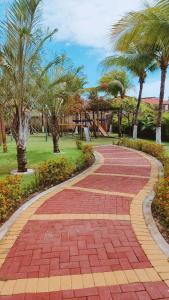阿奎拉兹Apto Completo - Vila do Mar - Beach Park - PDD的棕榈树公园里的砖砌走道