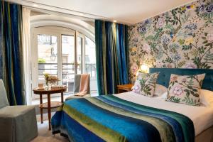巴黎雷让巴黎酒店的酒店客房设有床和窗户。
