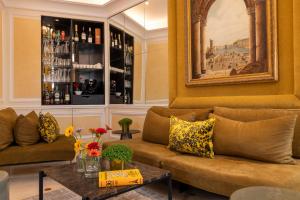 巴黎雷让巴黎酒店的客厅配有沙发和桌子