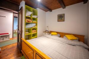 亚霍里纳Svjetlost的一间卧室配有一张带黄色枕头的大床