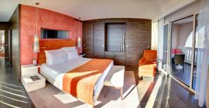 蒙特卡罗蒙特卡洛湾度假酒店的酒店客房设有一张床和一个阳台。