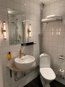 尼布鲁Nybro Stora Hotellet的白色的浴室设有水槽和卫生间。