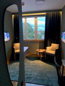 尼布鲁Nybro Stora Hotellet的镜子反射着一个窗口的房间