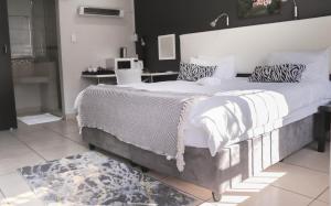 伊登维尔3阁楼宾馆的卧室配有一张带白色床单和枕头的大床。