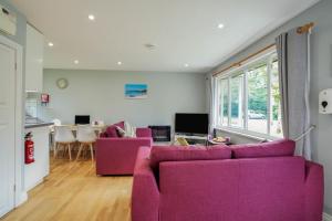 Saint TudyCornish Holiday - 91 Hengar Manor的客厅配有两张紫色沙发和一张桌子