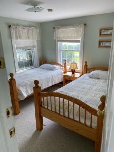 西多佛库珀山酒店 的卧室设有两张床,带两个窗户