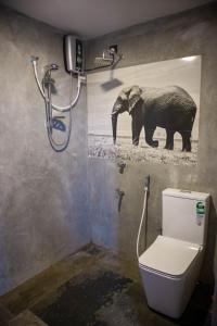 康提Boscage Homestay的浴室墙上挂着大象的照片