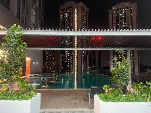 吉隆坡Cozy luxury couple studio apartment chambers kl klcc kl tower view的城市中心的一个游泳池