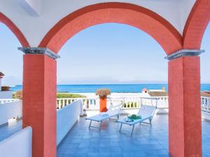 伊斯基亚思科格力拉酒店的从别墅的阳台可欣赏到海景