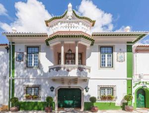 辛特拉Villa Estefânia em Sintra的一座大型白色建筑,上面设有阳台