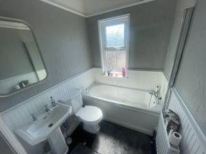 利物浦Stunning 4-BR Home near City Centre的带浴缸、卫生间和盥洗盆的浴室