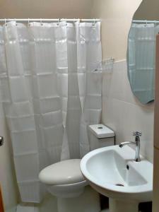 Lapu Lapu CityMiestee's Sweet Home的白色的浴室设有卫生间和水槽。