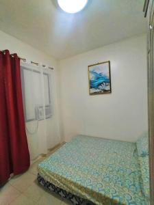 Lapu Lapu CityMiestee's Sweet Home的一间卧室配有床和红色窗帘