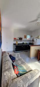 帕拉蒂Casa de 2 andares a 150m da praia! - Prainha de Mambucaba, Paraty - RJ的带沙发的客厅和厨房