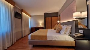 里斯本马德里3K酒店的酒店客房,配有一张带电话的床