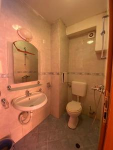 阳光海滩Studios & Apartments Perla的一间带水槽、卫生间和镜子的浴室