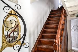 干尼亚Bozzali Deluxe Hotel的墙上有镜子的楼梯
