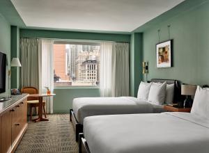 纽约Romer Hell's Kitchen的酒店客房设有两张床和窗户。
