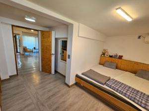济州市Today Jeju Yongdam的一间卧室配有一张大床和木制床头板