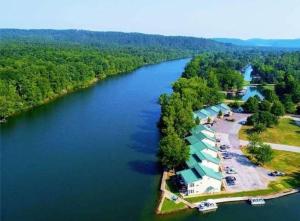 温泉城Perfect Lake Retreat的享有河流的空中景致,设有度假村