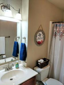 温泉城Perfect Lake Retreat的一间带水槽、卫生间和镜子的浴室